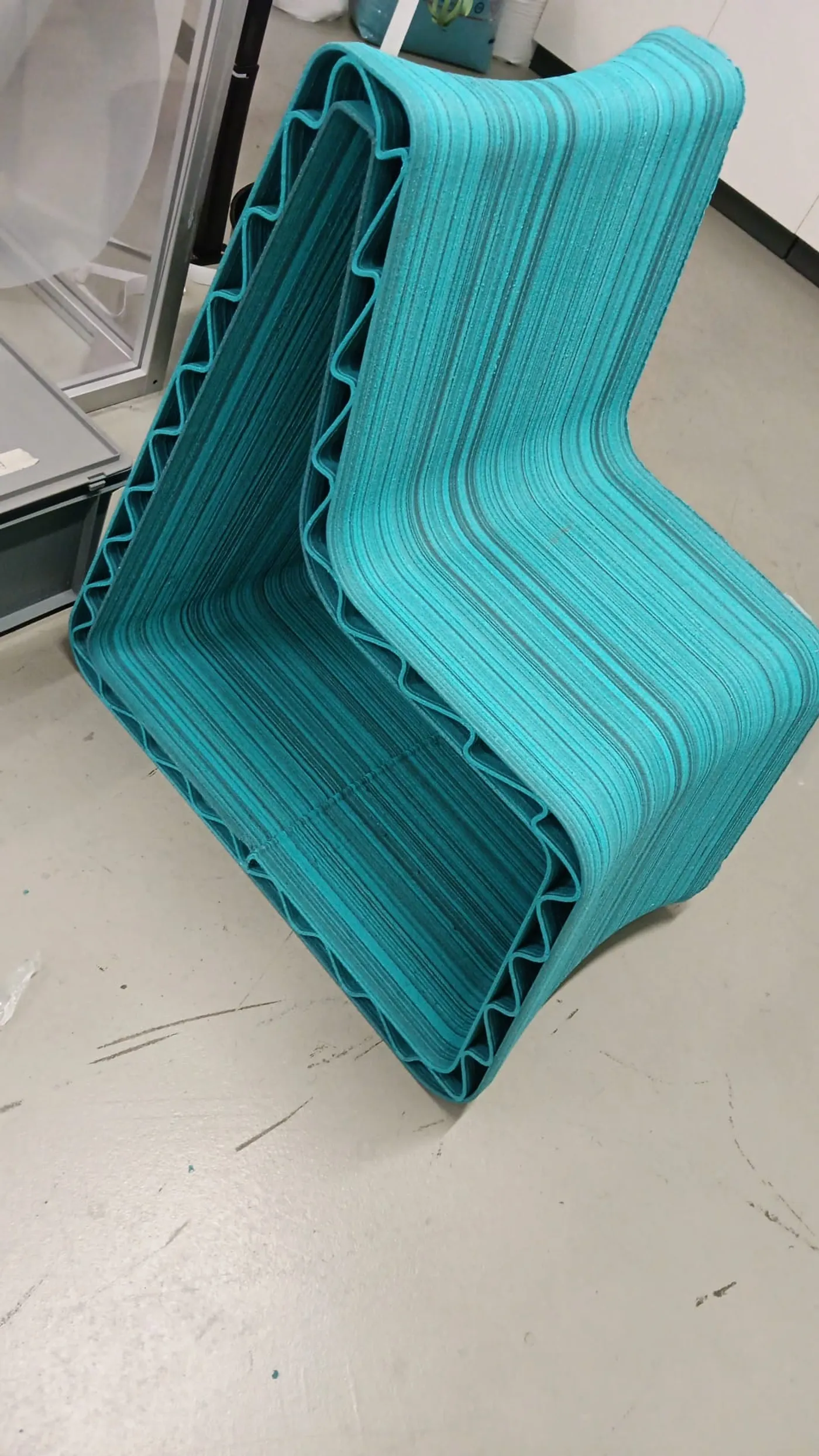 La seduta DUKENA stampata in 3D in CoreLight3D® turchese, vista di tre quarti
