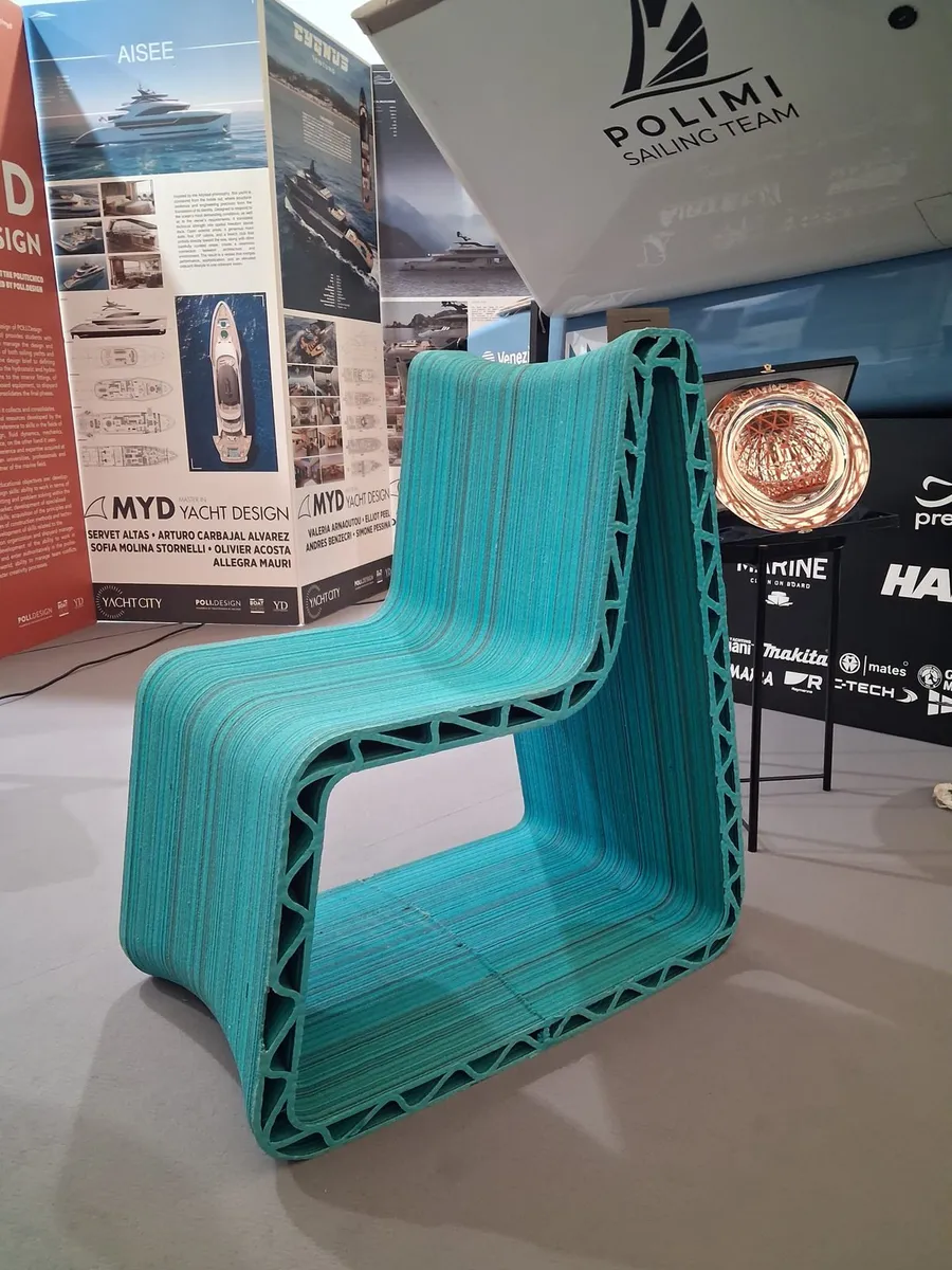 La seduta DUKENA turchese vista di fronte, allo stand del Salone Nautico