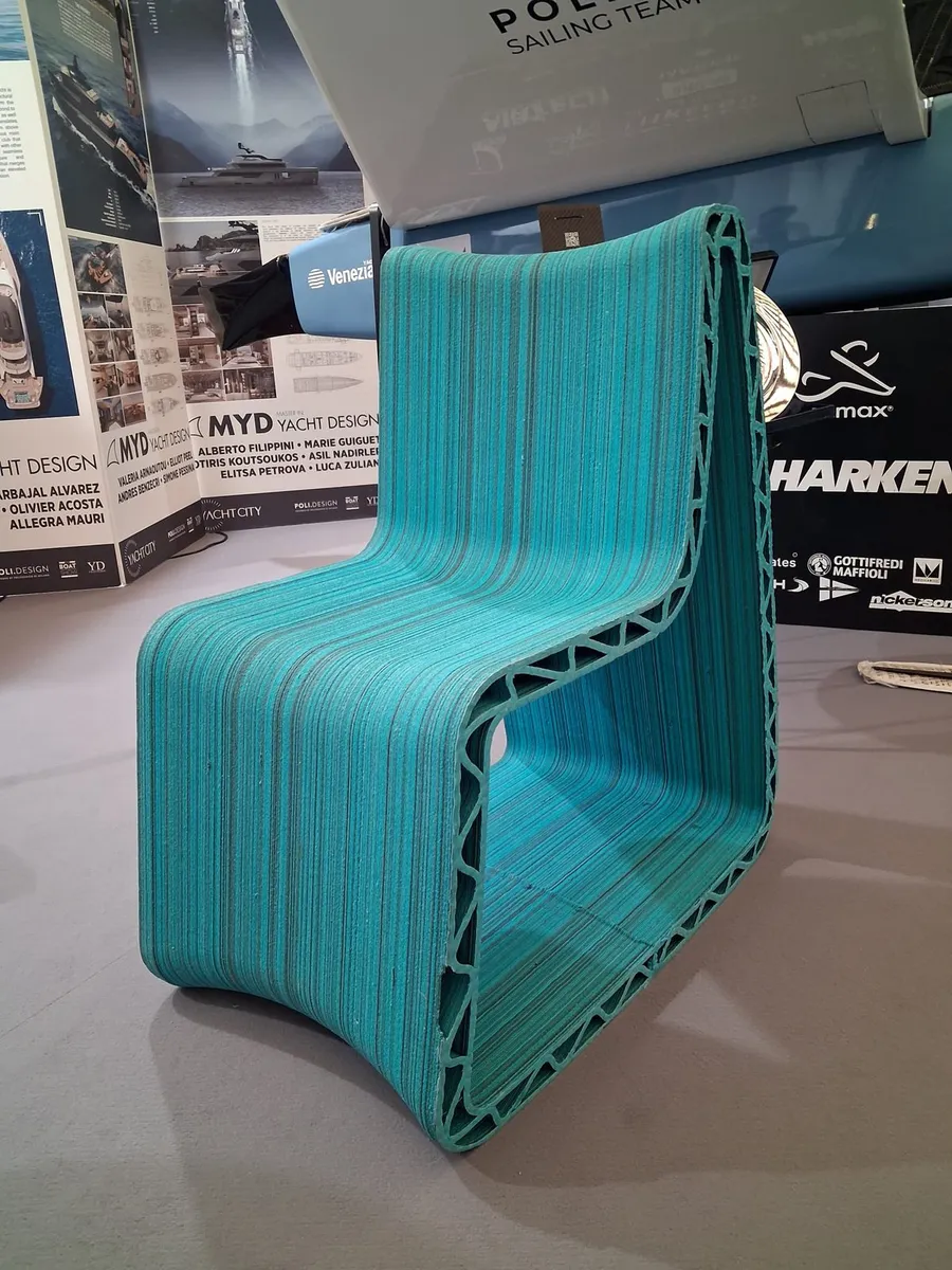 La seduta DUKENA turchese vista di tre quarti, allo stand del Salone Nautico