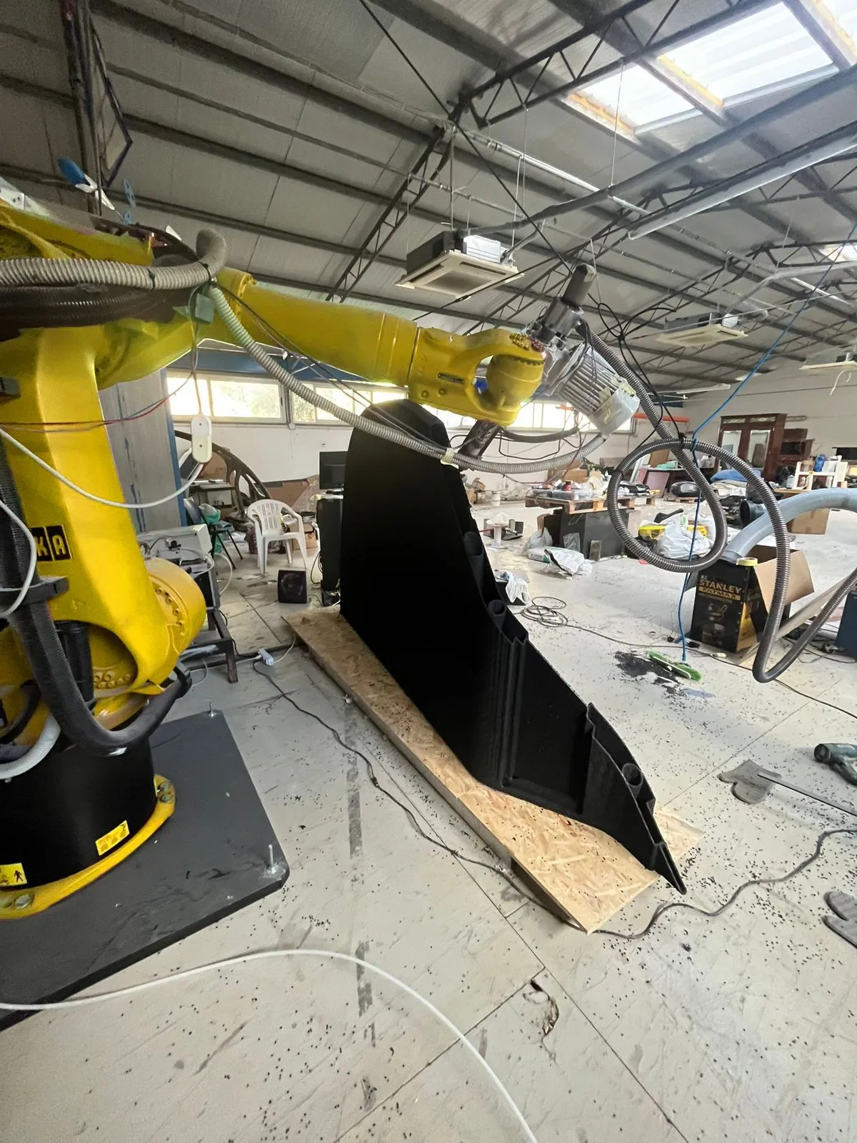 Il robot NUGAE durante la stampa di un hard top per barca a vela, prima della laminazione in vetroresina
