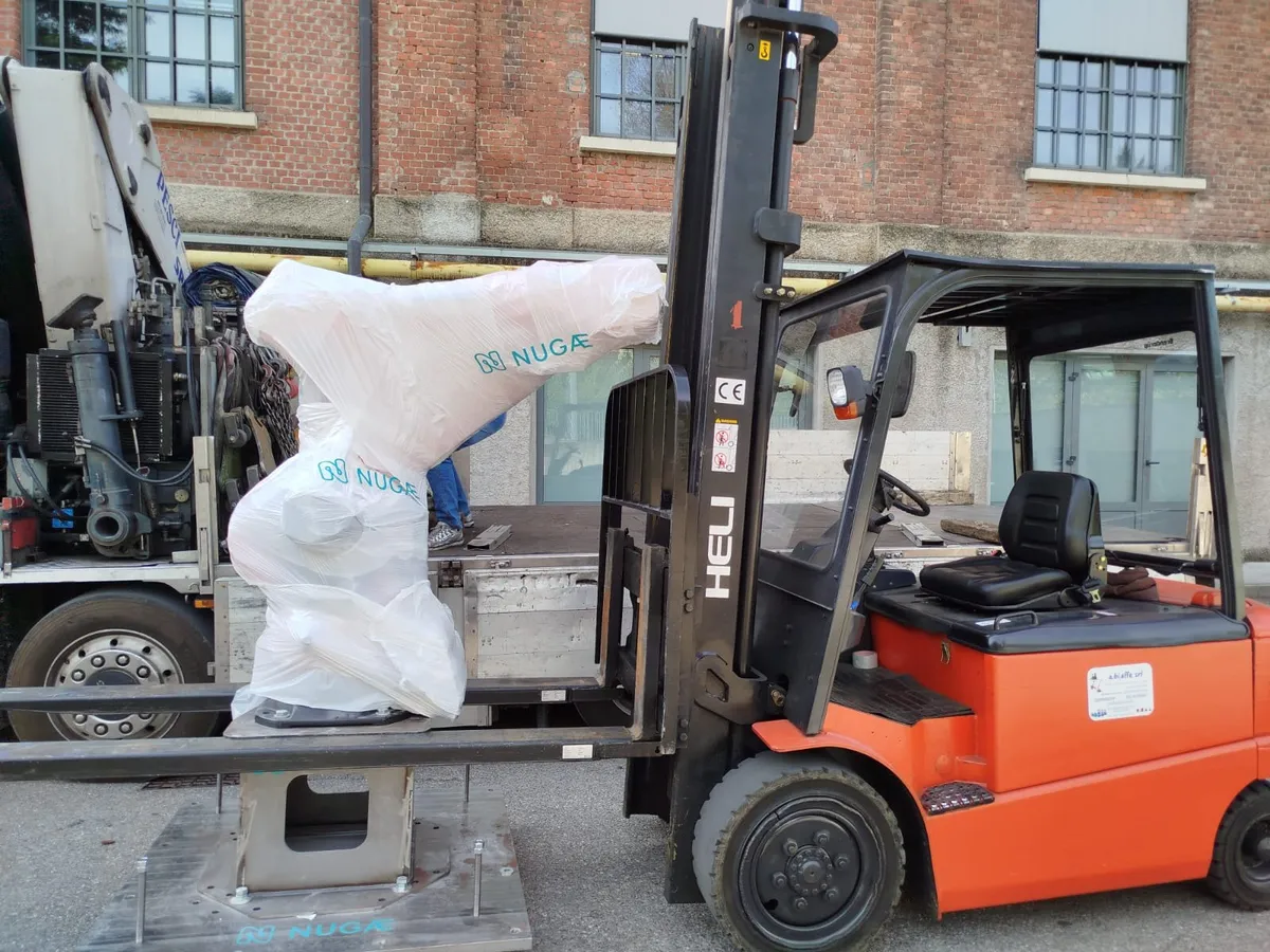 Delivering a NU-Hub: the robot and its base unloaded from the truck