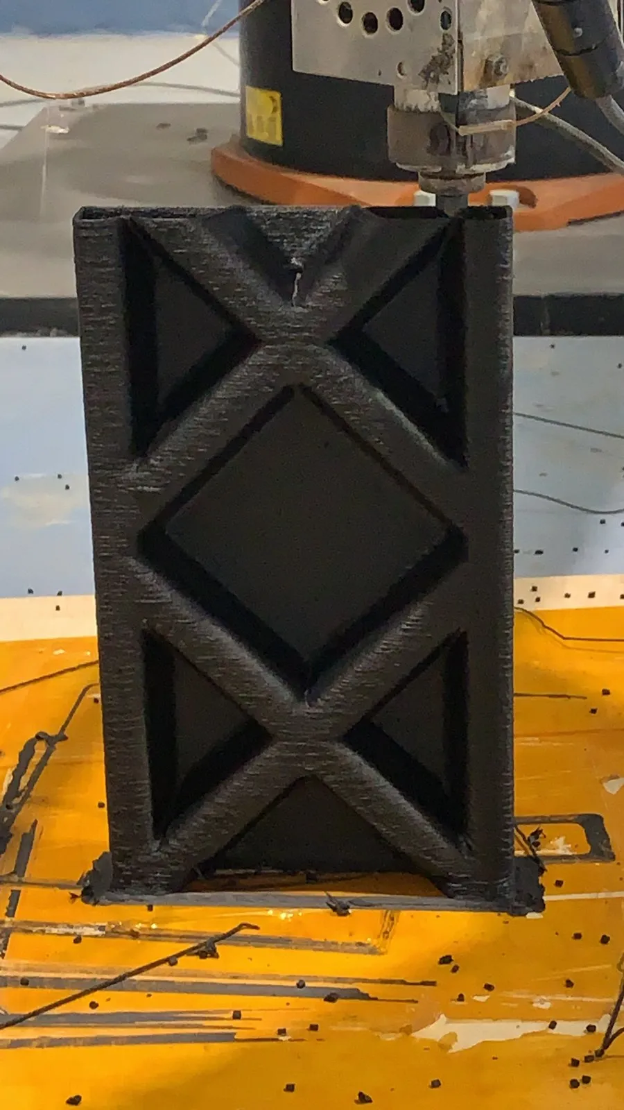 A printed hollow-rib specimen in the three-point bending test rig