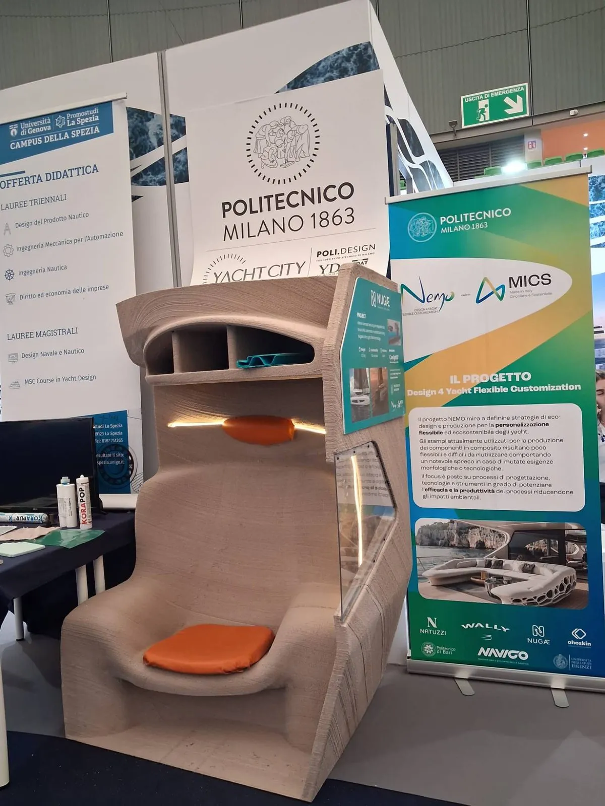 Un visitatore seduto sulla seduta stampata in 3D, allo stand